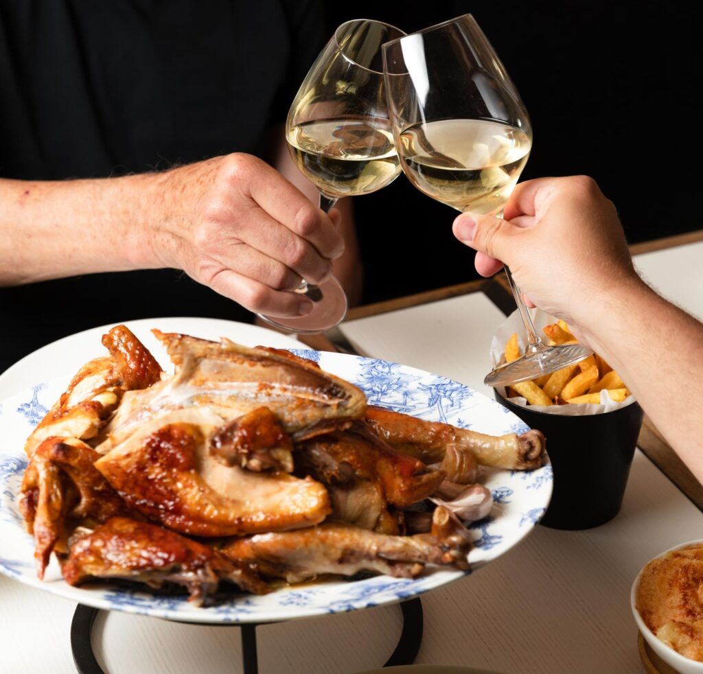 Plat de volaille et célébration avec un verre de vin